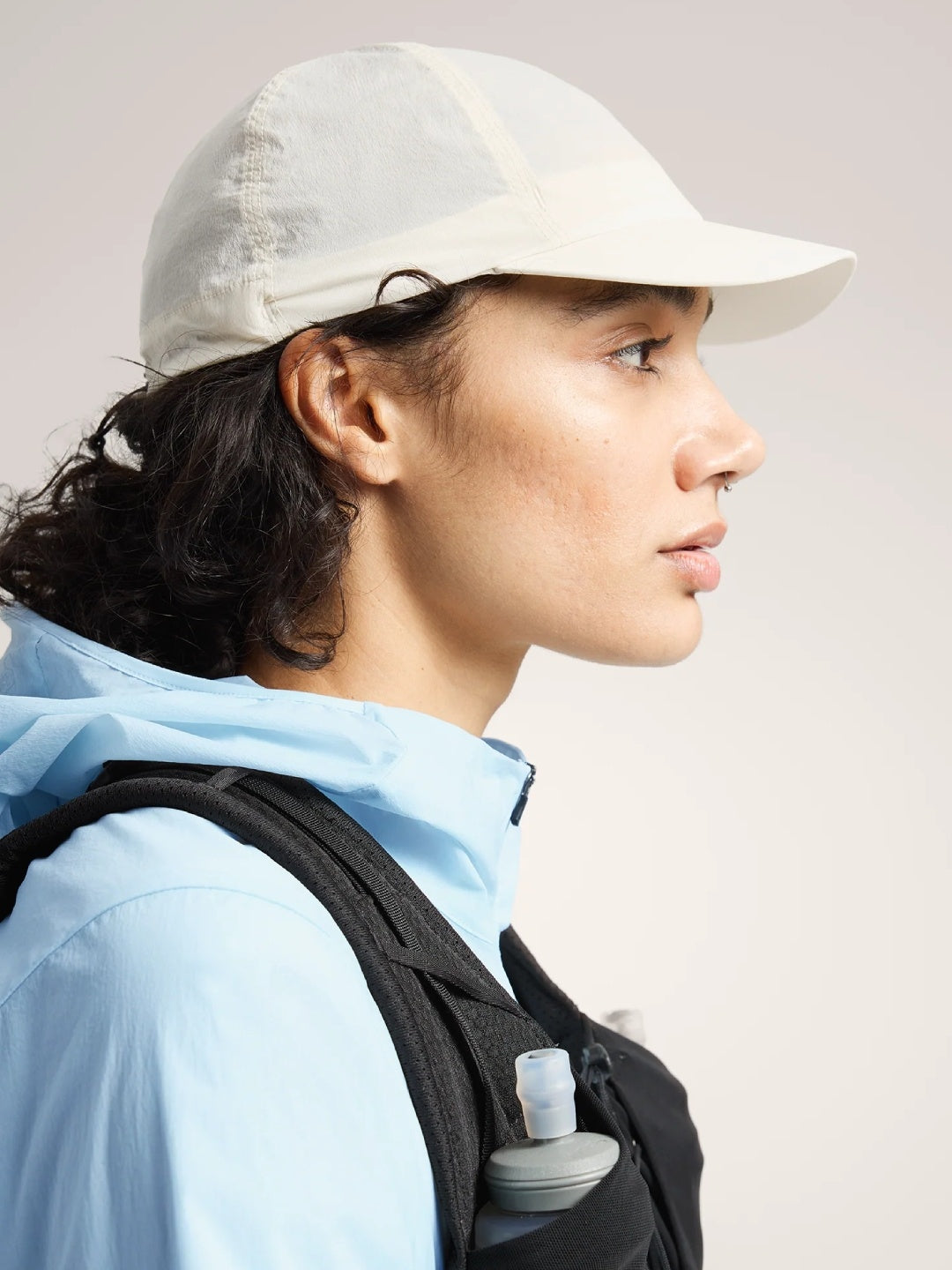 Sinsola Cinch Cap #Sea Salt [X00001018203]｜ARC'TERYX – moderate