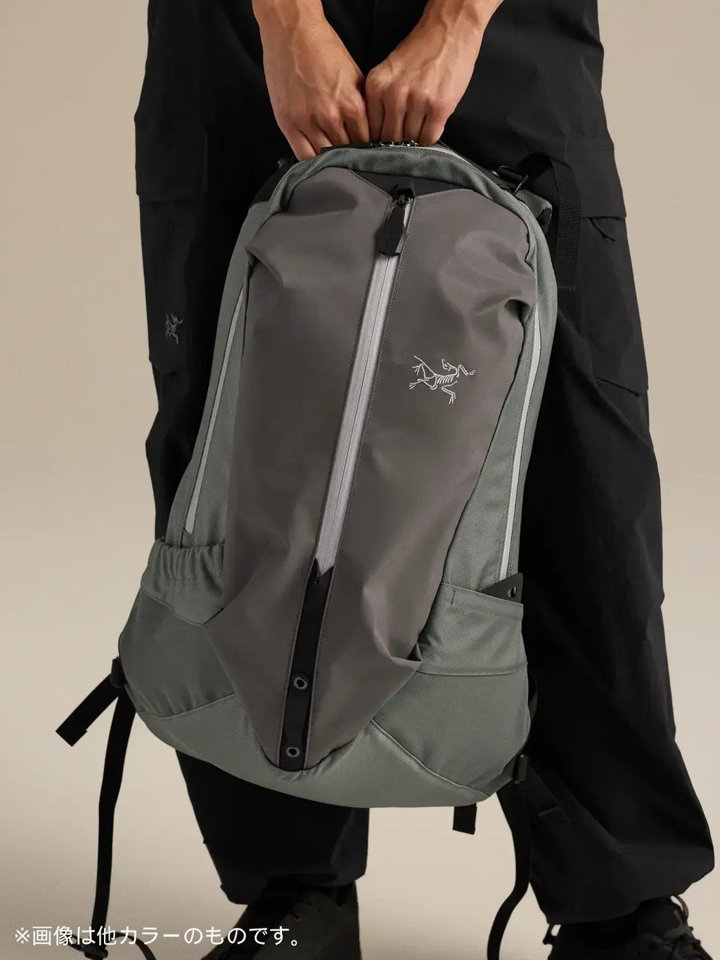 Arro 22 Backpack #Void / Cloud [X00001070602]｜ARC'TERYX
