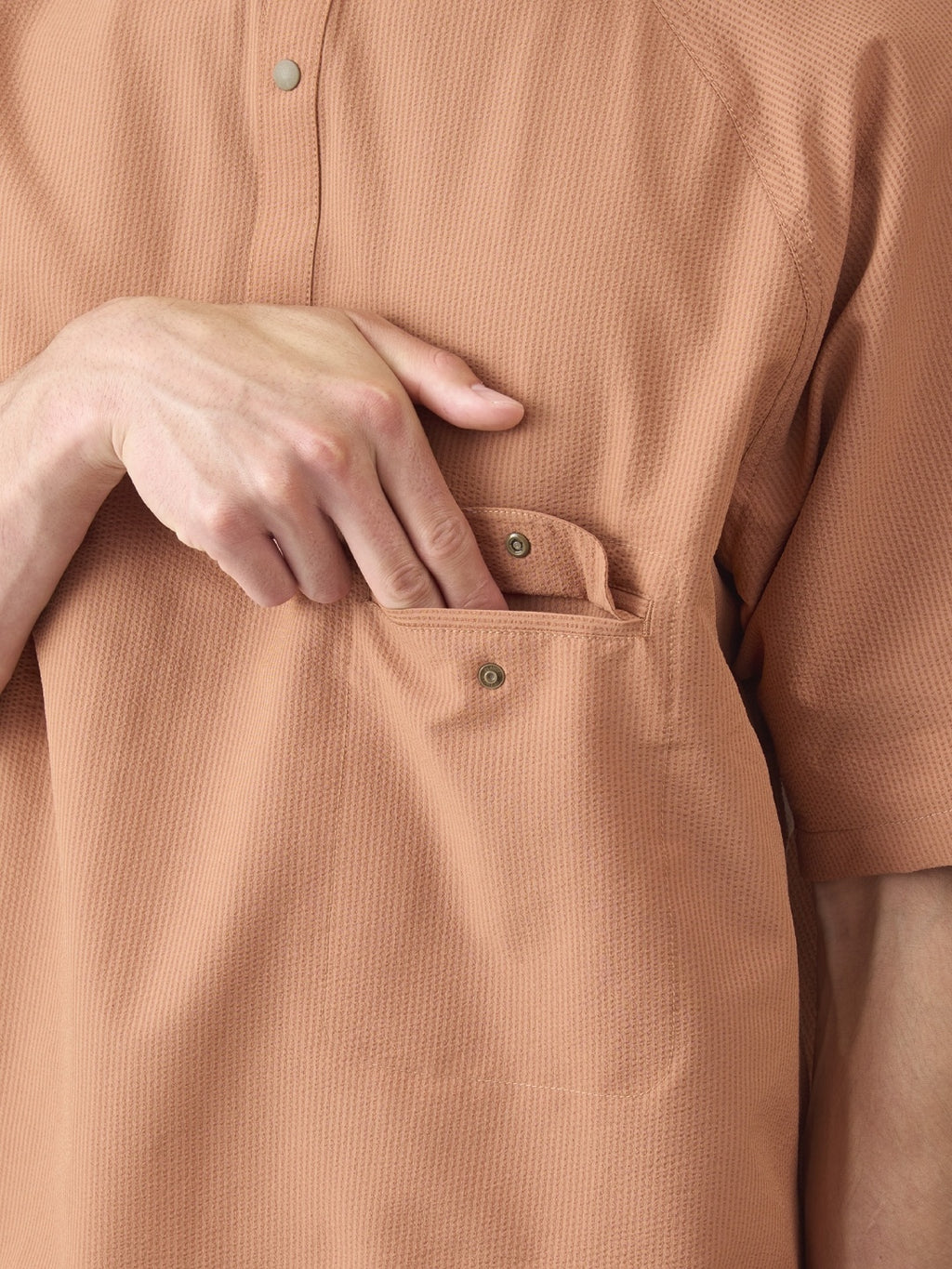 シアサッカーの半袖プルオーバーシャツ #レンガイロ [21117]｜AXESQUIN