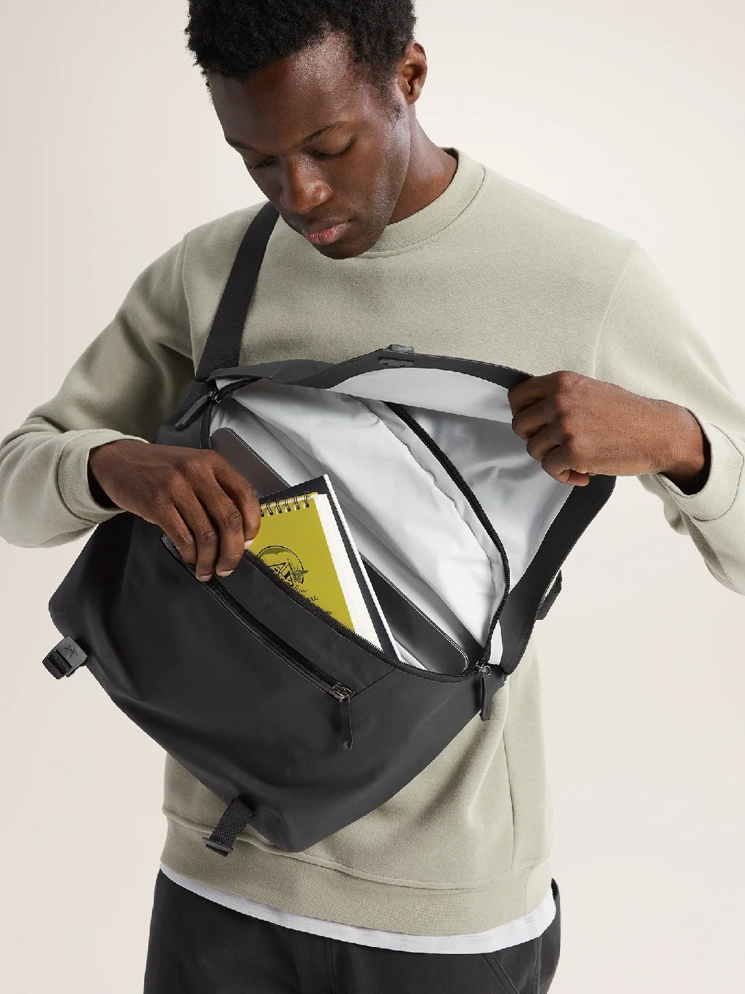 Granville 10 Courier Bag #Black [X00001038401]｜ARC'TERYX – moderate