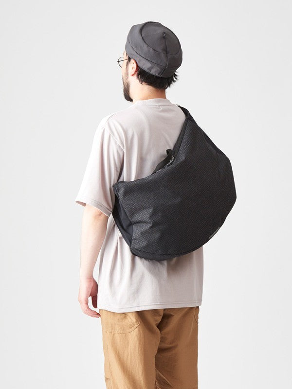 A bag that looks like a furoshiki wrapping #black [023002] | AXESQUIN