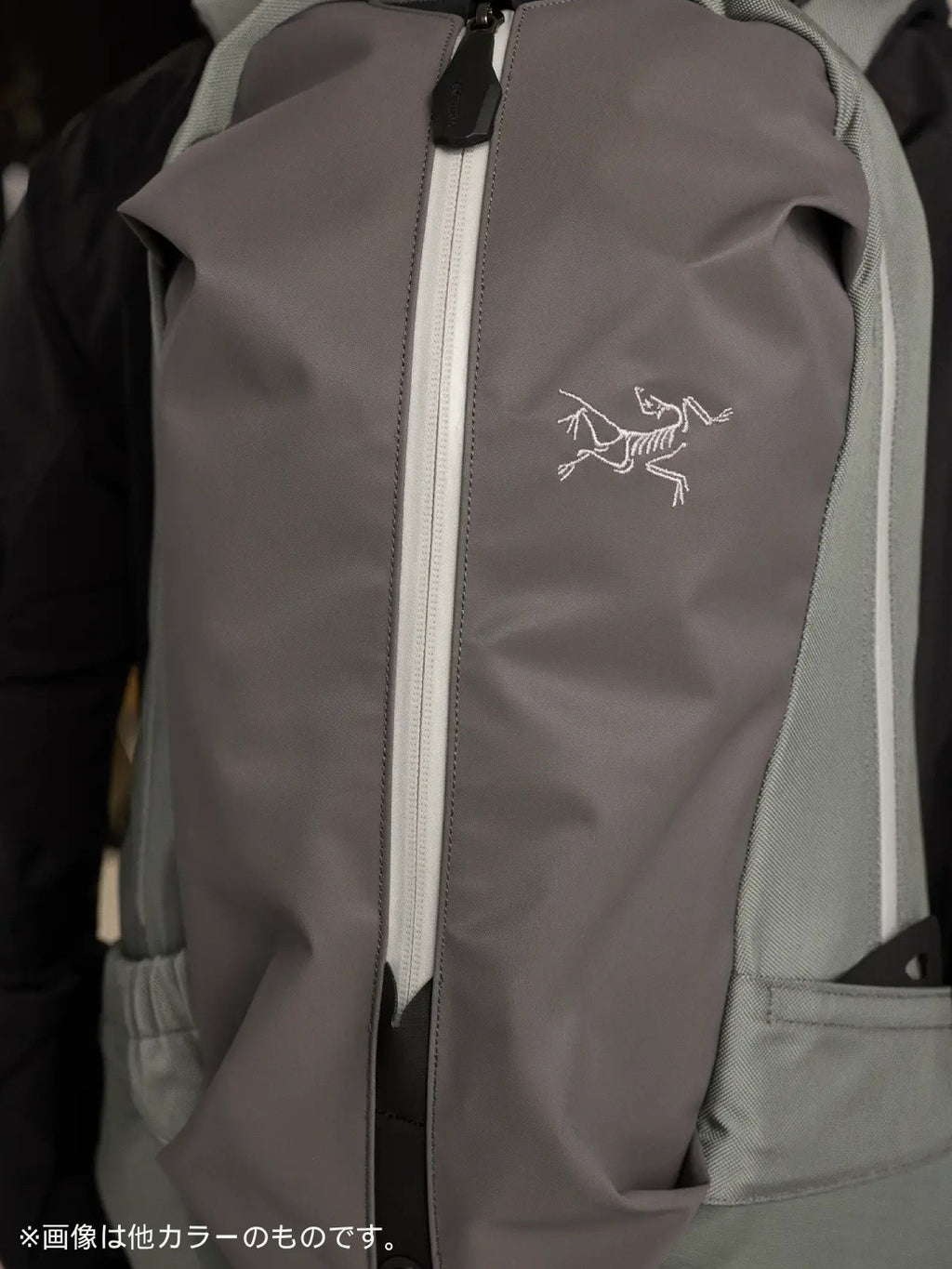 Arro 22 Backpack #Void / Cloud [X00001070602]｜ARC'TERYX