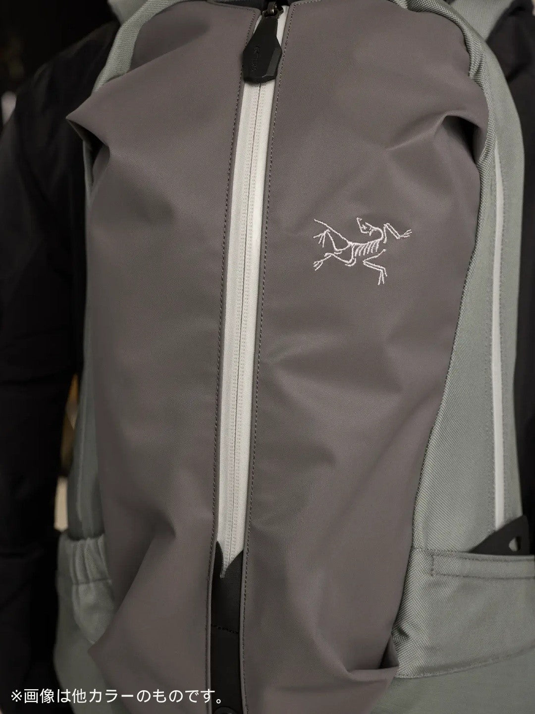 Arro 22 Backpack #Void / Cloud [X00001070602]｜ARC'TERYX