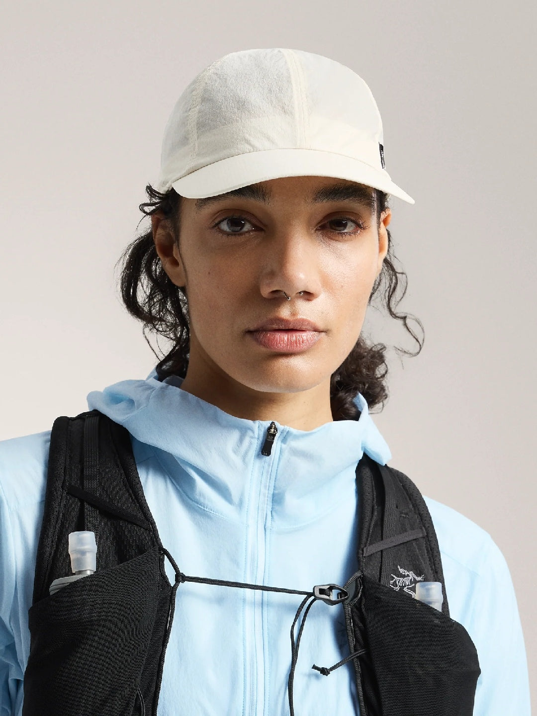 Sinsola Cinch Cap #Sea Salt [X00001018203]｜ARC'TERYX – moderate